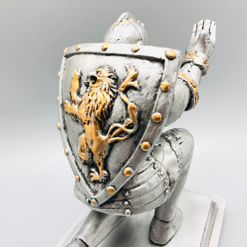 Държач за химикалки – Рицар с щит, орнамент от смола, творчески стил