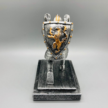Държач за химикалки – Рицар с щит, орнамент от смола, творчески стил