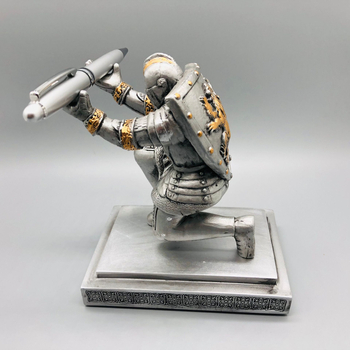 Държач за химикалки – Рицар с щит, орнамент от смола, творчески стил