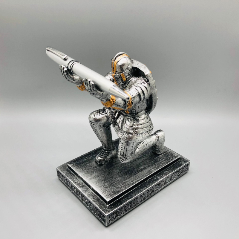 Suport pentru pix – Cavaler cu Scut, Ornament din rășină, Stil creativ