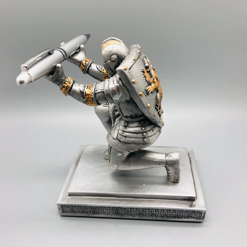 Suport pentru pix – Cavaler cu Scut, Ornament din rășină, Stil creativ