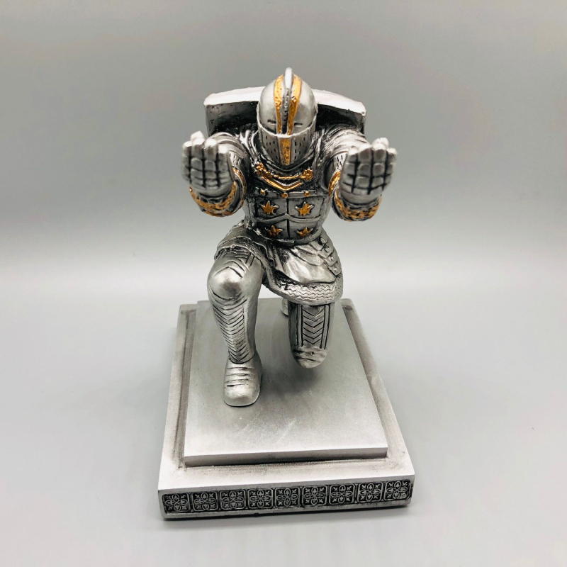 Suport pentru pix – Cavaler cu Scut, Ornament din rășină, Stil creativ