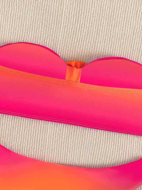 Costum de baie două piese, cu burete pentru bust, fără susținere metalică, cu elasticitate înaltă; material nylon/poliester 82/18, căptușeală 82/18; potrivit pentru înot și fitness