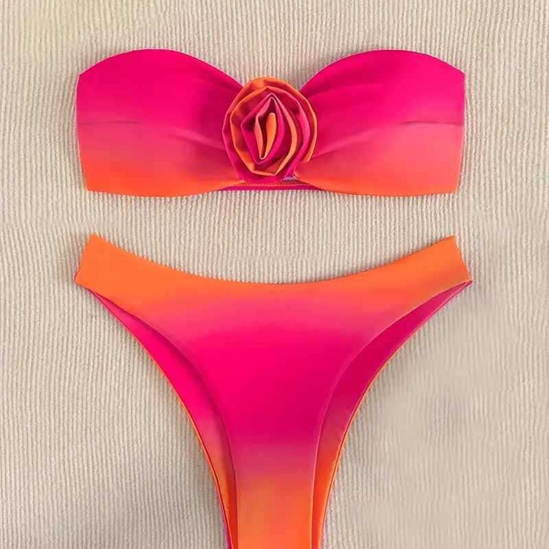 Costum de baie două piese, cu burete pentru bust, fără susținere metalică, cu elasticitate înaltă; material nylon/poliester 82/18, căptușeală 82/18; potrivit pentru înot și fitness