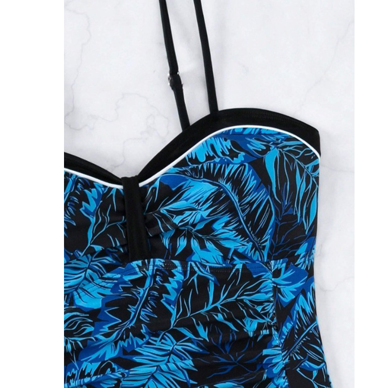 Set de baie pentru femei, trei piese: top camisole cu imprimeu frunză, slip triunghiular și fustă scurtă cu șnur; bureți în cupă; țesătură poliester, căptușeală poliester, greutate aproximativ 280 g; potrivit pentru înot.