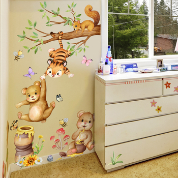 Sienų lipdukas su animacinių gyvūnų motyvu (lokys, mažasis tigriukas ir voverė) – PVC, 2 vnt., graffiti stilius, tinkamas svetainei ir miegamajam