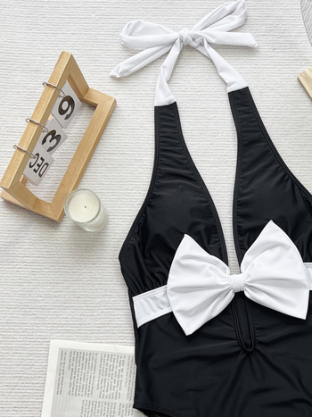 Ολόσωμο μαγιό για γυναίκες με λεπτή ζώνη-φιόγκο στους ιμάντες και επένδυση στήθους, νάιλον ύφασμα, επένδυση πολυεστέρα με ελαστάνη, μονόχρωμο σχέδιο.