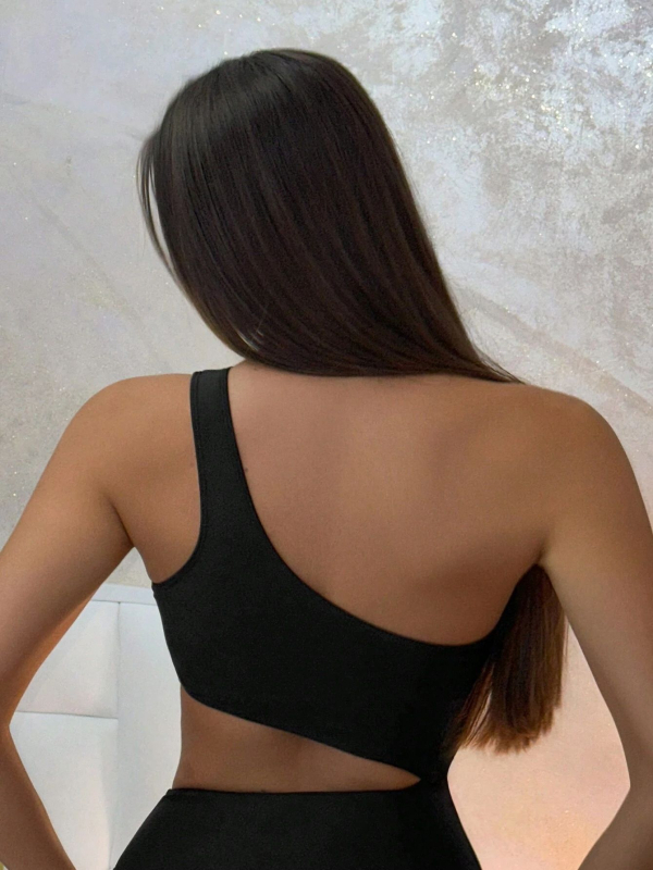 Egyrészes fürdőruha aszimmetrikus dizájnnal, színblokkal, hátrafelé nyitott, szoros fazon, beépített melltámasz