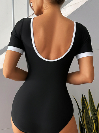 Μαγιό ολόσωμο για γυναίκες με στενή μέση και εφαρμοστό σχήμα; εξωτερικό ύφασμα 82% πολυεστέρα, επένδυση 18% ελαστάν; ενσωματωμένες επένδυσεις στήθους; βάρος 300 g; σχέδιο: μονόχρωμο, σέξι, εφαρμοστό