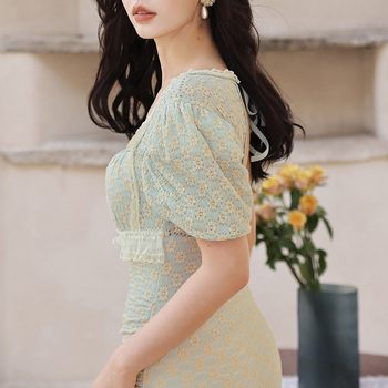 Μονόσωμος γυναικείος μαγιό με μοτίβο μικρών φλοράλ λουλουδιών, με επένδυση στα cups, ύφασμα νάιλον 80%, φόδρα πολυεστέρα 20%