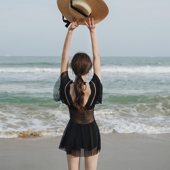 Γυναικείο ολόσωμο μαγιό με επένδυση στήθους και ατσάλινη υποστήριξη, κοντά μανίκια, υψηλή ελαστικότητα, συντηρητικό μοτίβο, πολυεστερικό ύφασμα 95%