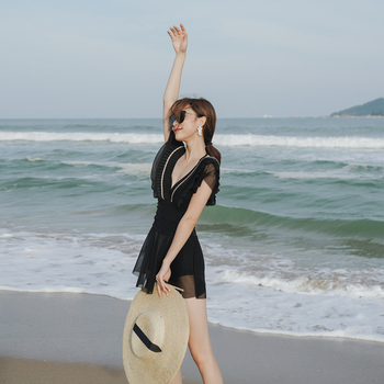 Γυναικείο ολόσωμο μαγιό με επένδυση στήθους και ατσάλινη υποστήριξη, κοντά μανίκια, υψηλή ελαστικότητα, συντηρητικό μοτίβο, πολυεστερικό ύφασμα 95%