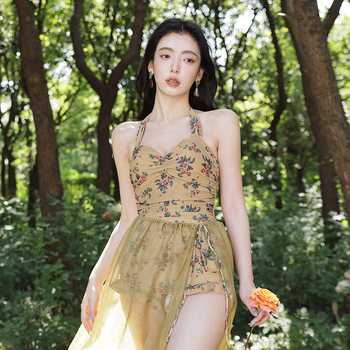 Ολόσωμο μαγιό με φλοράλ σχέδιο, ύφασμα νάιλον 80%, επένδυση πολυεστέρα 20%, cups με μεταλλική υποστήριξη, χωρίς μανίκια