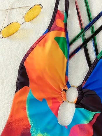 Μονόσωμο μαγιό; βαθύ V στην πλάτη με διασταυρούμενο ιμάντα; ενισχυτικά για το στήθος; ύφασμα πολυεστέρα-σπαντεξ 82/18; επένδυση πολυεστέρα.