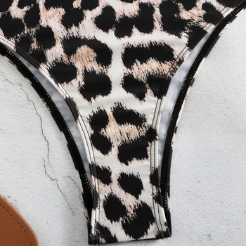 Μονόσωμο μαγιό με λεοπάρ print, μακριά μανίκια, με επένδυση στήθους για κολύμβηση και θαλάσσια σπορ (82% πολυεστέρας; επένδυση 18% ελαστάν)