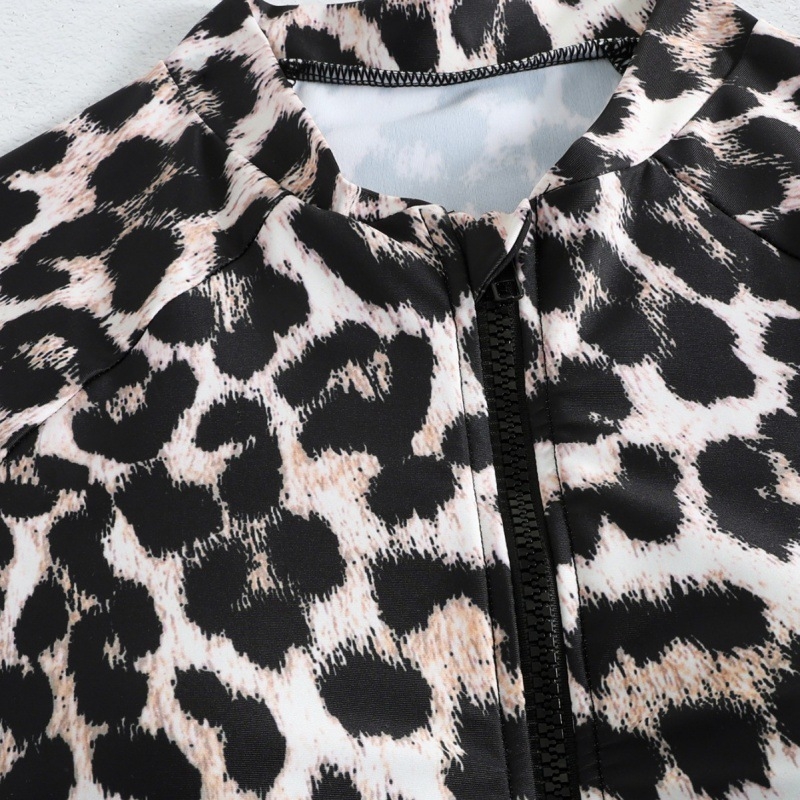 Jednodjelni ženski kupaći kostim s leopard uzorkom, dugi rukavi, s umetkom za prsni dio (82% poliester; 18% elastan)