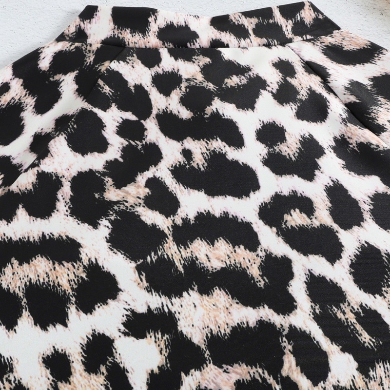 Jednodjelni ženski kupaći kostim s leopard uzorkom, dugi rukavi, s umetkom za prsni dio (82% poliester; 18% elastan)