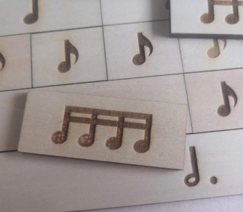 Medinė muzikos dėlionė vaikams – natų ir pauzių ženklai, edukacinis žaislas, modernus minimalistinis dizainas