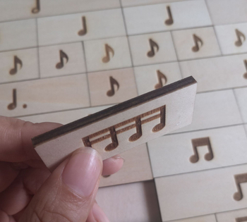 Medinė muzikos dėlionė vaikams – natų ir pauzių ženklai, edukacinis žaislas, modernus minimalistinis dizainas