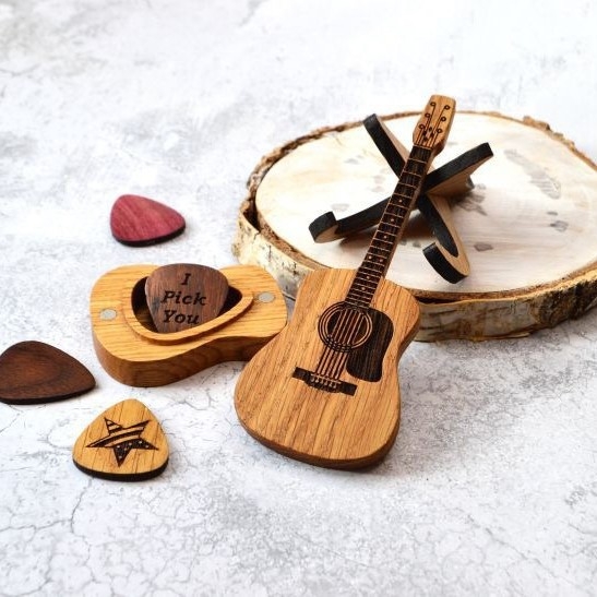 Cutie din lemn pentru plectre de chitară cu gravură personalizată, stil modern minimalist, cadou pentru chitarist