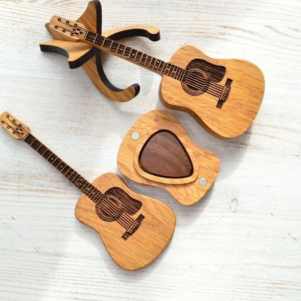 Cutie din lemn pentru plectre de chitară cu gravură personalizată, stil modern minimalist, cadou pentru chitarist