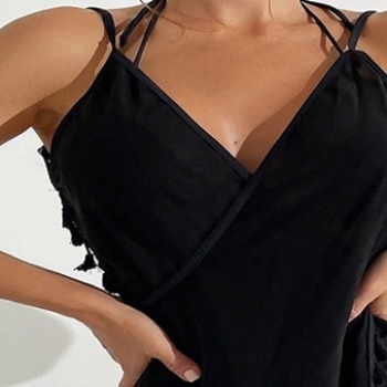 Ολόσωμο μαγιό με δίχτυ και φούστα-παρεό με φούντες· χωρίς μανίκια· πολυεστερικό ύφασμα με επένδυση· επένδυση στήθους (χωρίς μεταλλική στήριξη)