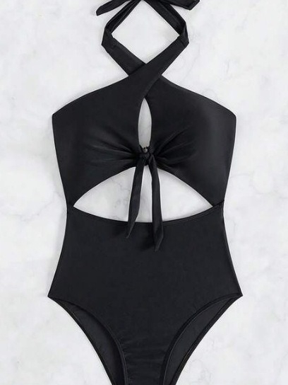 Női egyrészes fürdőruha beépített melltámasz betéttel, váll nélküli, egyszínű anyag 85% nylonból, belső réteg poliészter-elasztán 15%