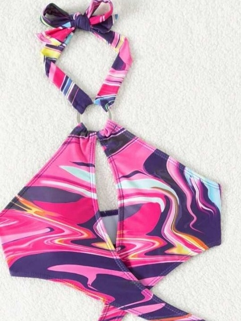 Costum de baie întreg cu imprimeu floral, spate decupat, cu padding pentru bust, din nailon, căptușeală din poliester și elastan.