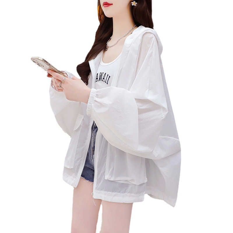 Kapucnis UV-védő felső chiffon-poliészter anyagból, lantern ujjaival, középmagas hosszúságú