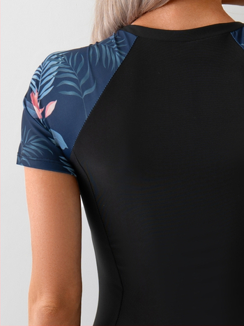 Γυναικείος ολόσωμος μαγιό, χωρίς μανίκια, χωρίς πλάτη, στενή εφαρμογή, γρήγορο στέγνωμα και διαπνοή, με ενσωματωμένες επενδύσεις στήθους; Υλικό: νάιλον 84%, επένδυση από spandex 16%.