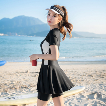 Γυναικείο ολόσωμο μαγιό με φούστα και σπορ γραμμή; ύφασμα νάιλον-ελαστικό; επένδυση πολυεστέρα-ελαστικό; ενσωματωμένες επενδύσεις στήθους; κοντά μανίκια; κατάλληλο για κολύμβηση