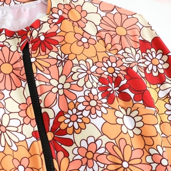 Μονόσωμο μαγιό με φλοράλ σχέδιο, μακριά μανίκια, μεταλλική υποστήριξη και χωρίς επένδυση στήθους.