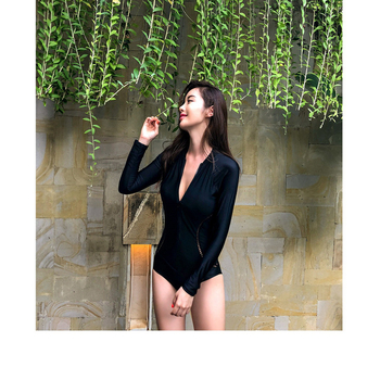 Ολόσωμο μαγιό, μακριά μανίκια, συντηρητικό μονόχρωμο σχέδιο, επένδυση στο στήθος