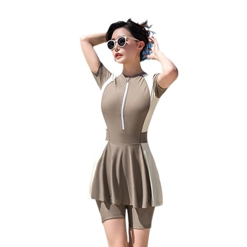 Ολόσωμο μαγιό με επένδυση στήθους, κοντά μανίκια, ύφασμα πολυεστέρα 70% και επένδυση από πολυεστέρα 70%