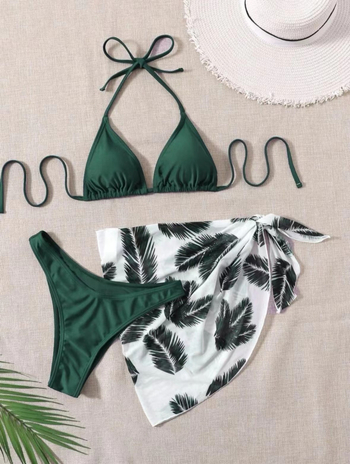 Háromrészes női bikini a strandra tie-dye mintával; poliészter anyag és poliészter bélés; melltartóbetét, acélos alátámasztás nélkül; felnőtt nőknek.