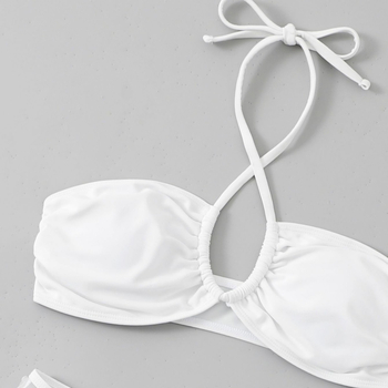 Σετ μπικίνι τριών τεμαχίων με δαντέλα και κορδόνια, με μαξιλαράκια στήθους, ύφασμα πολυεστέρα 82% και ελαστάν 18%, βάρος υφάσματος 220 g, κατάλληλο για κολύμβηση και παραλία