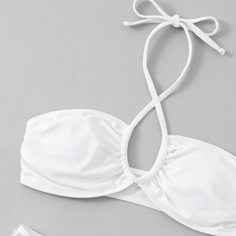 Háromrészes bikini készlet csipével és kötőfűzővel, mellszívó betétekkel; poliészter 82% + elasztán 18%, anyag tömege 220 g, úszáshoz és strandoláshoz