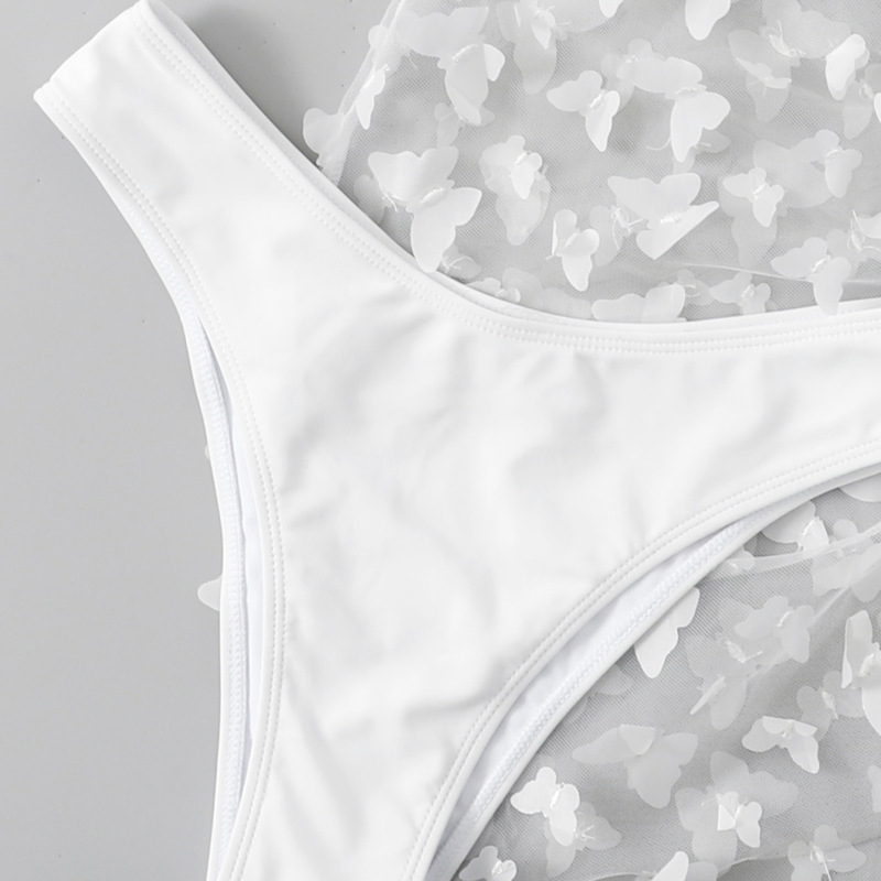 Háromrészes bikini készlet csipével és kötőfűzővel, mellszívó betétekkel; poliészter 82% + elasztán 18%, anyag tömege 220 g, úszáshoz és strandoláshoz