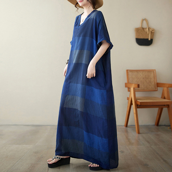 Памучно-ленена midi рокля с V-образно деколте, летящи ръкави, каре принт, литературно-ретро стил