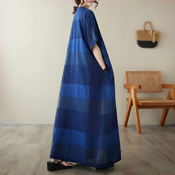 Памучно-ленена midi рокля с V-образно деколте, летящи ръкави, каре принт, литературно-ретро стил