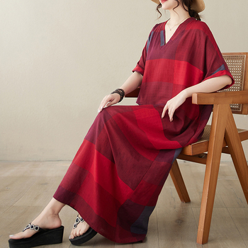 Памучно-ленена рокля с кариран принт, V-образно деколте, летящи ръкави, миди дължина