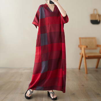 Памучно-ленена рокля с кариран принт, V-образно деколте, летящи ръкави, миди дължина