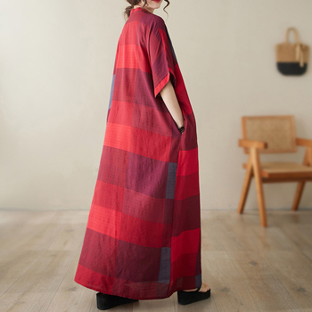 Памучно-ленена рокля с кариран принт, V-образно деколте, летящи ръкави, миди дължина