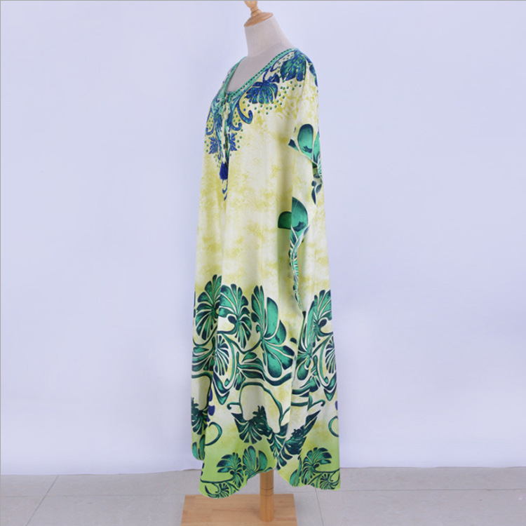 Virágmintás strandfedő ruha; anyag: mesterséges pamut; összetétel: 90% poliészter; tömeg: 220 g/m²; bélés: poliészter 10%