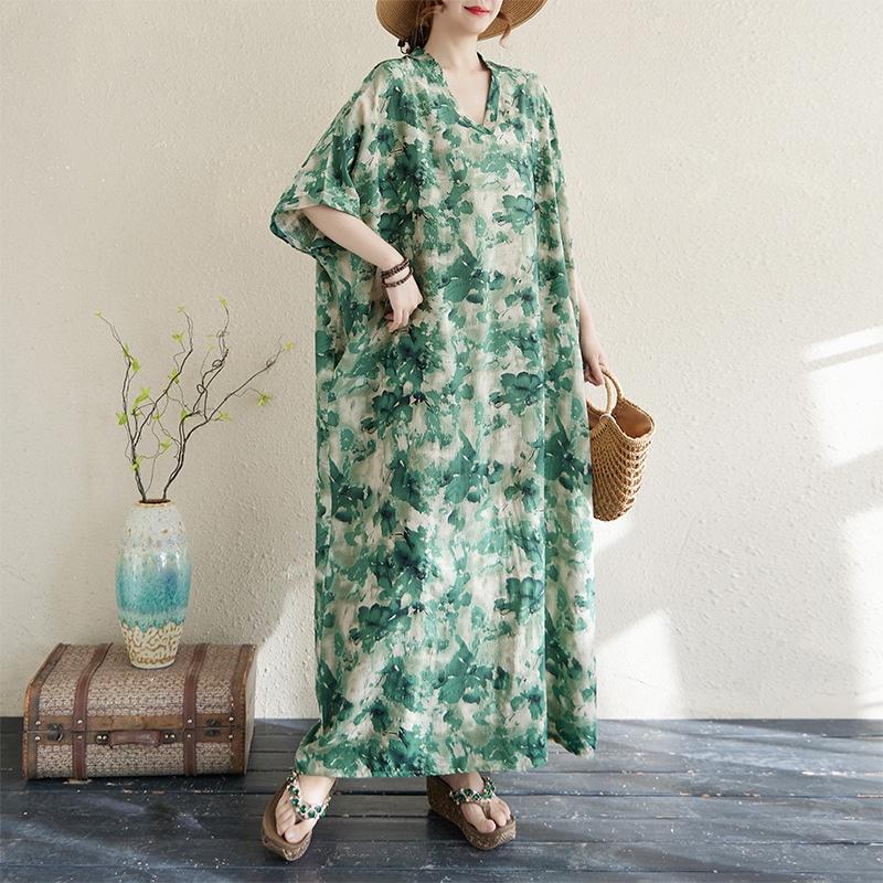 Haljina od pamuka i lana s V-dekoltom, kratkim raglan rukavima, srednja duljina, literarno-retro stil, ljeto 2025