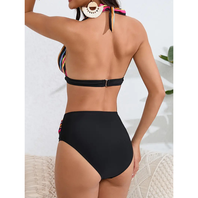 Ženski bikini s prugastim uzorkom, gornji dio s jastučićem i briefs donji dio; materijal poliester 82%, podstava poliester 82%, težina 155 g; bez čelične potpore; pogodno za plivanje.
