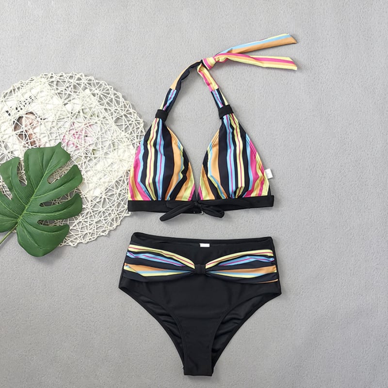 Ženski bikini s prugastim uzorkom, gornji dio s jastučićem i briefs donji dio; materijal poliester 82%, podstava poliester 82%, težina 155 g; bez čelične potpore; pogodno za plivanje.