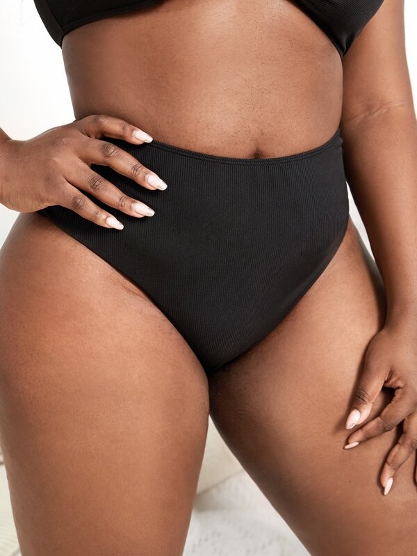 Ženske plivačke legice u jednoj boji, neprozire, laskavog kroja; podstava od elastana 18%, materijal poliester 82%, pogodno za plivanje.