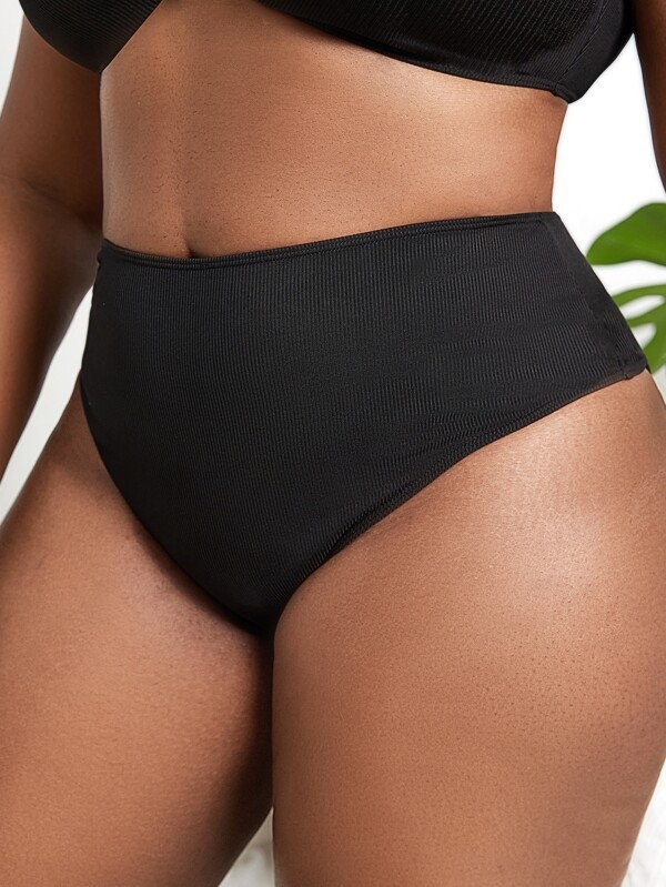 Ženske plivačke legice u jednoj boji, neprozire, laskavog kroja; podstava od elastana 18%, materijal poliester 82%, pogodno za plivanje.