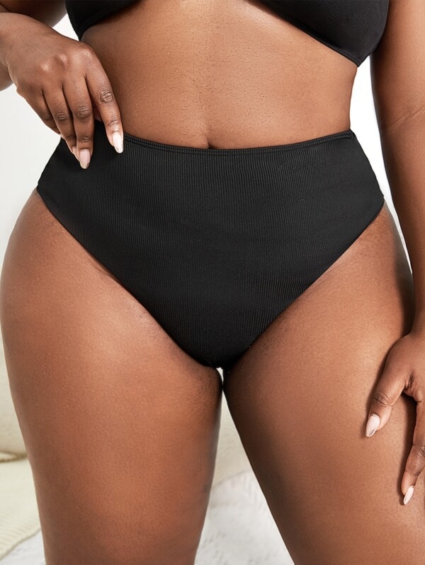 Ženske plivačke legice u jednoj boji, neprozire, laskavog kroja; podstava od elastana 18%, materijal poliester 82%, pogodno za plivanje.